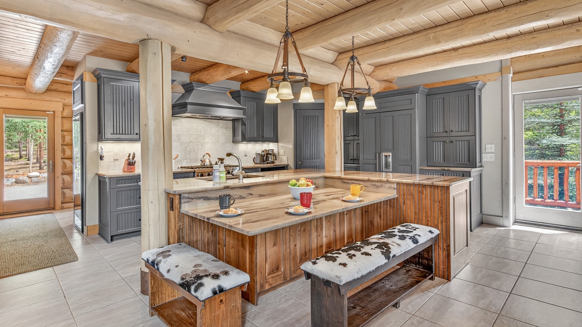 Breakfast nook at the island