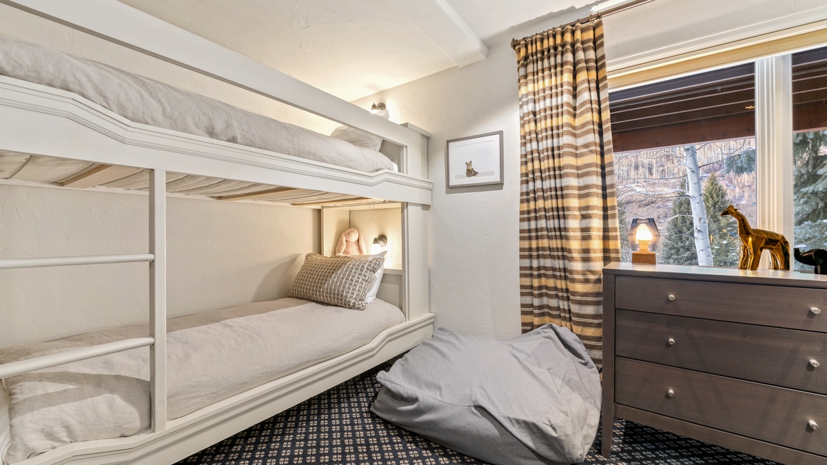 Bunk bedroom - North