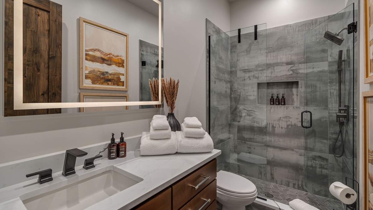 Bedroom 5, Lower Level - King ensuite 3 on lower level