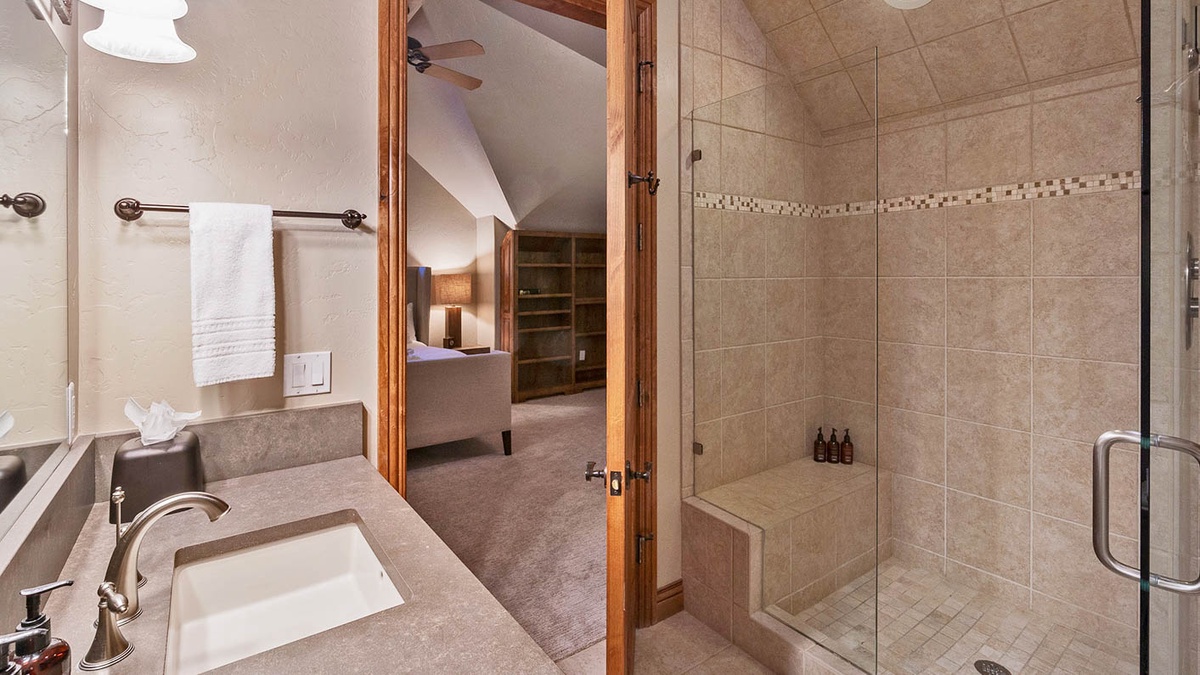 King ensuite, upper level