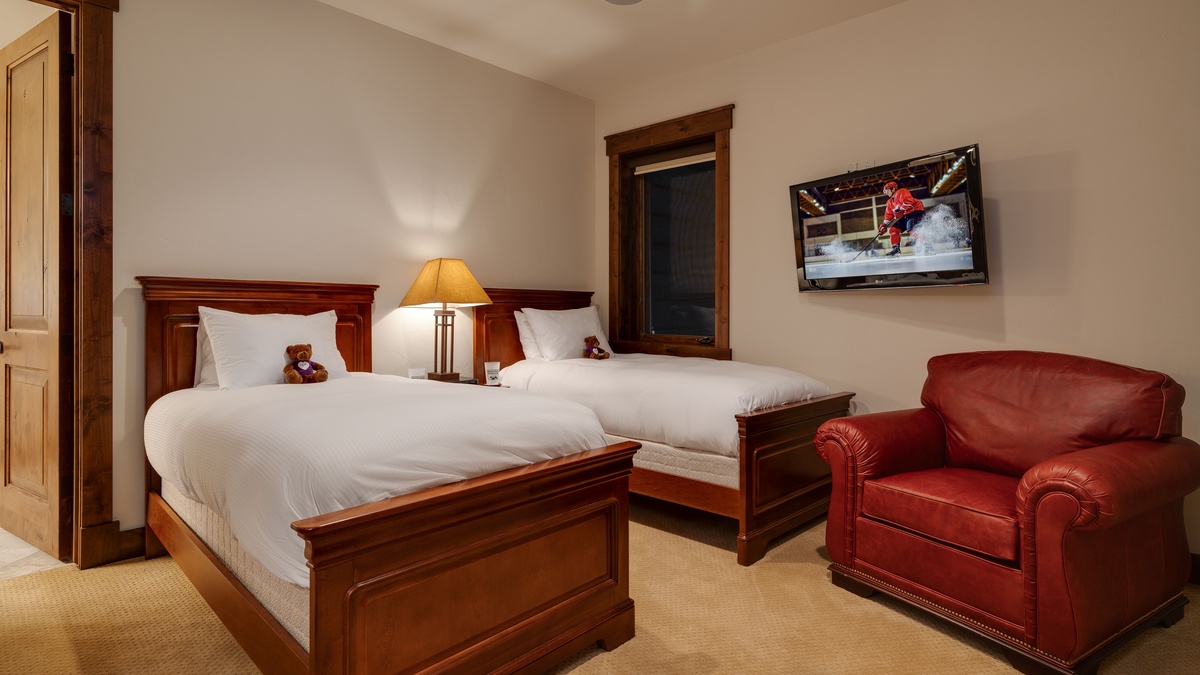 Bedroom 4, Lower Level - 2 twin beds with cozy seating area