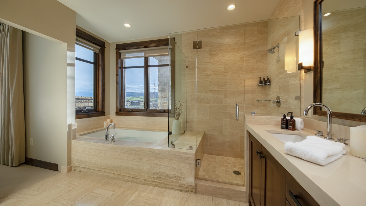 Bedroom 1, Main Level - Primary ensuite