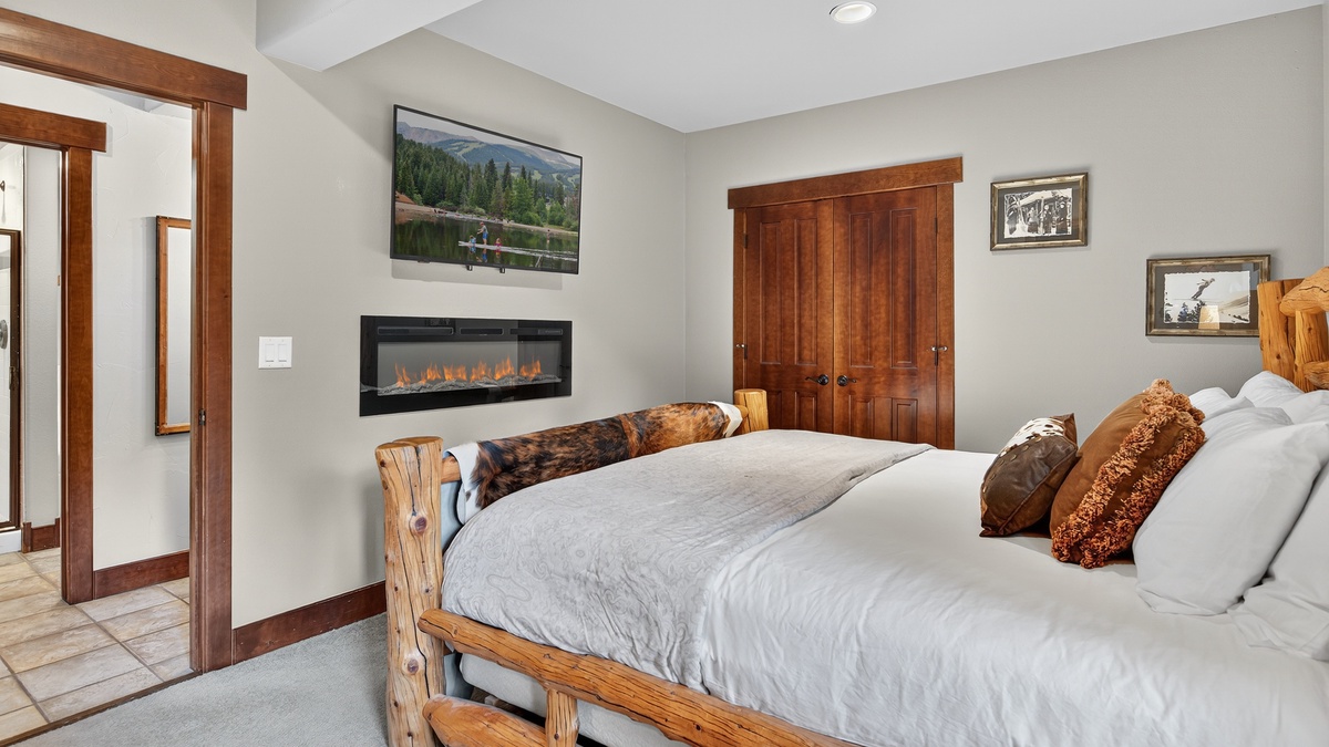 Bedroom 3, Lower Level - Apartment king bedroom with TV and fireplace