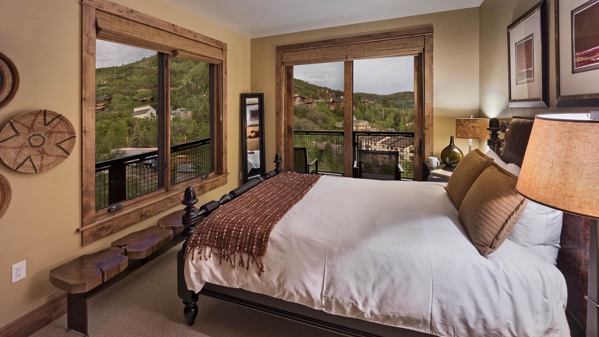 Bedroom 3, Main Level - Queen bed with mountain views