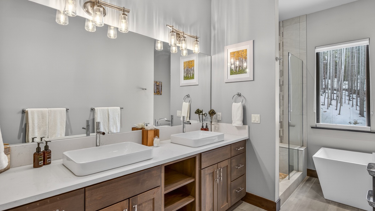 Bedroom 1, Upper Level - Primary king bedroom ensuite