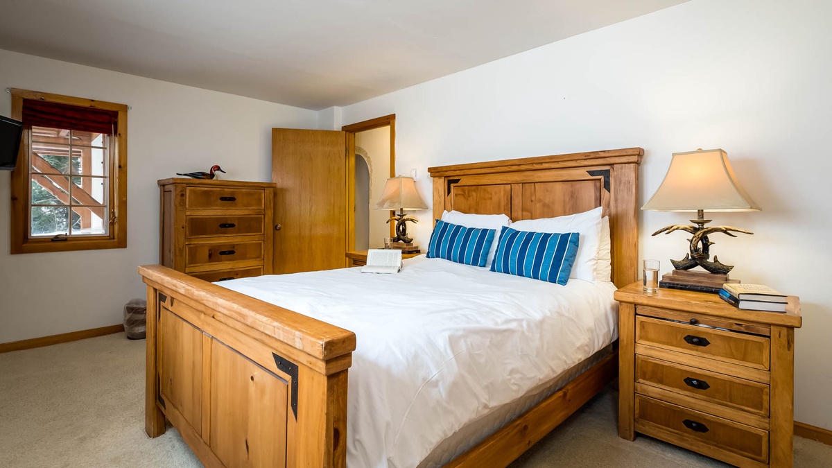 Lower level queen room