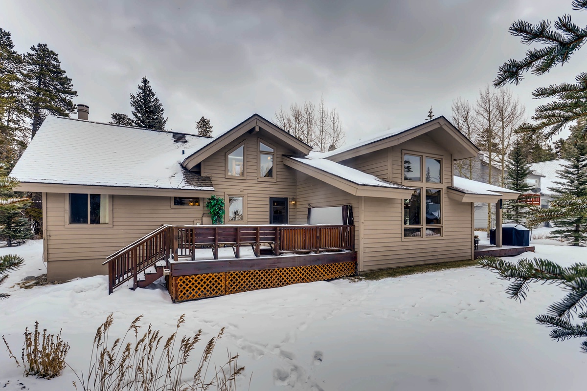 Lazy Bear back Exterior in winter