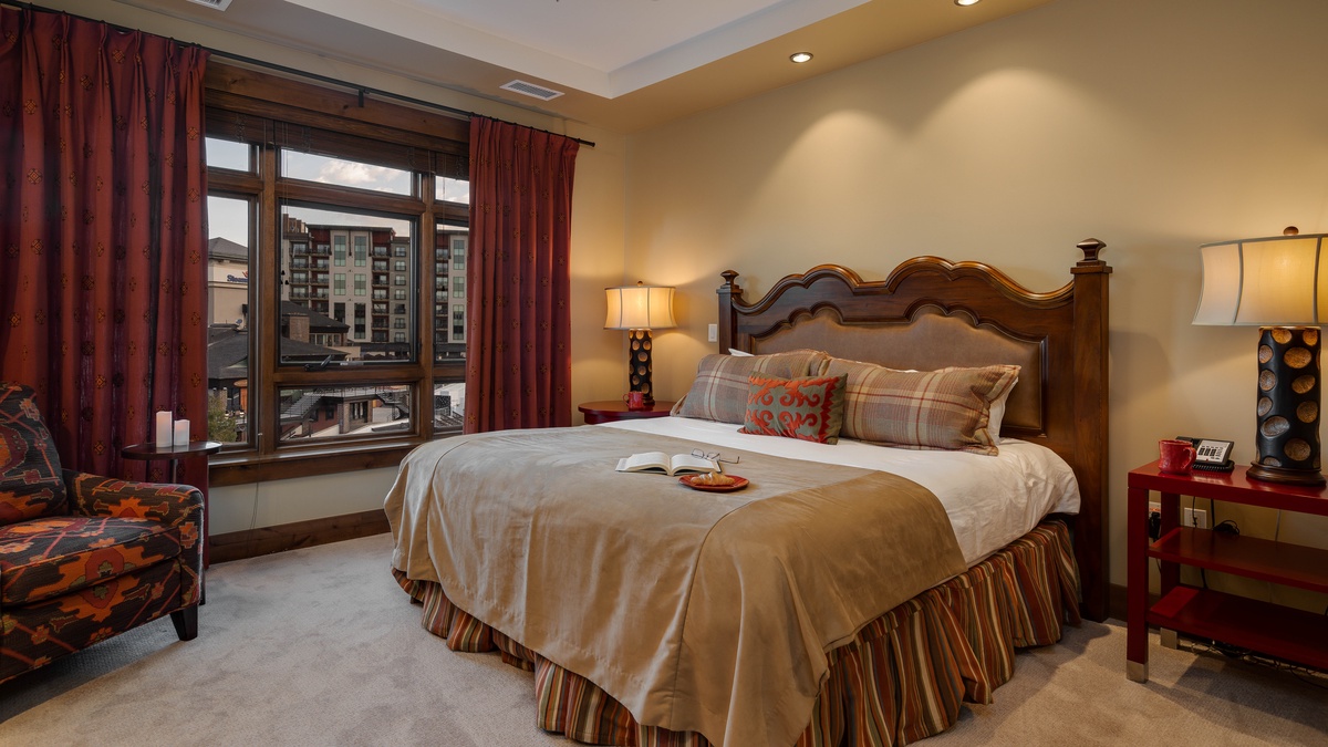 Bedroom 1, Main Level - Primary king suite