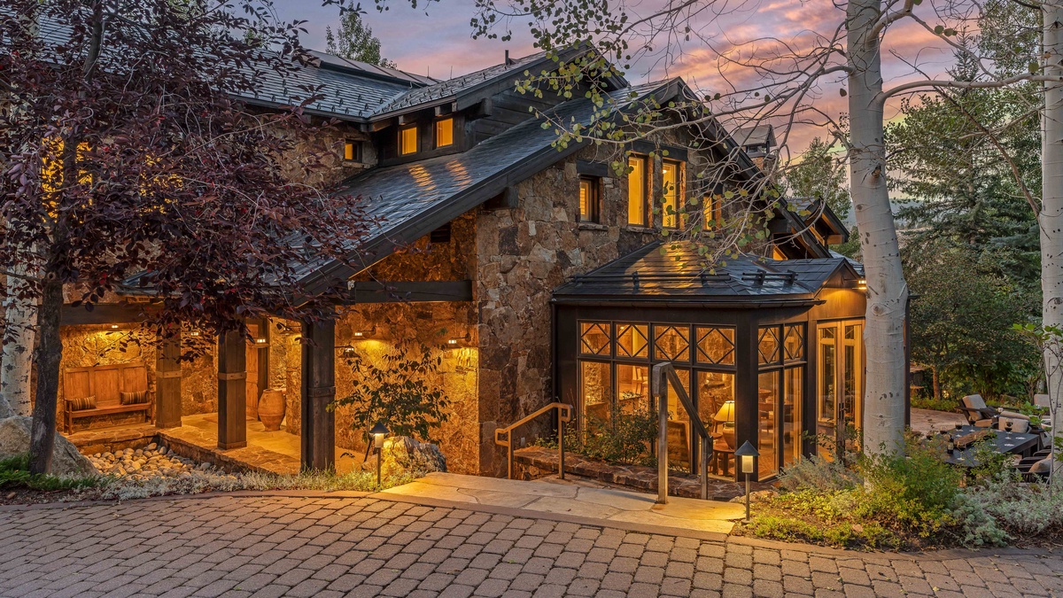 Summertime exterior of Wayfarer Lodge