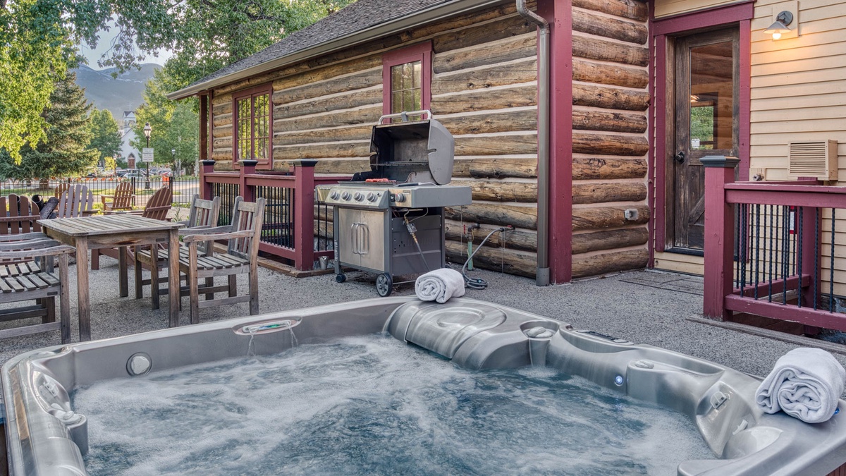 Hot tub and Grill, Main Level