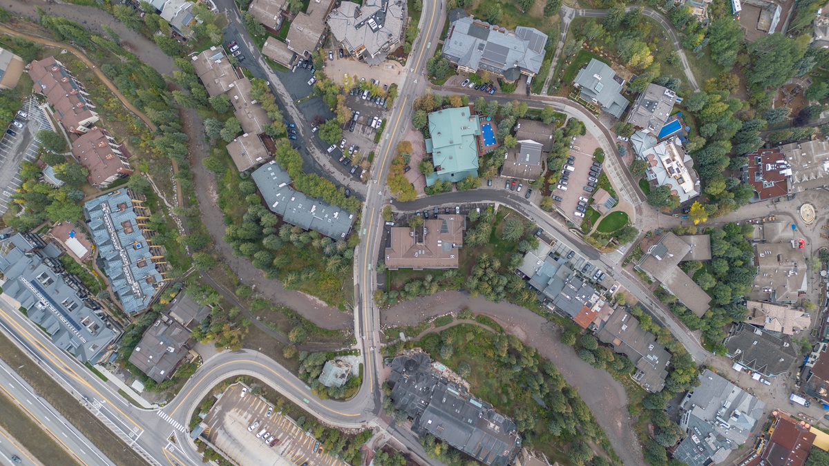 Exterior - Aerial view of the surrounding neighborhood