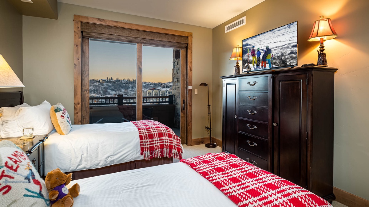 Bedroom 2, Main Level - Split king or two XL twin beds