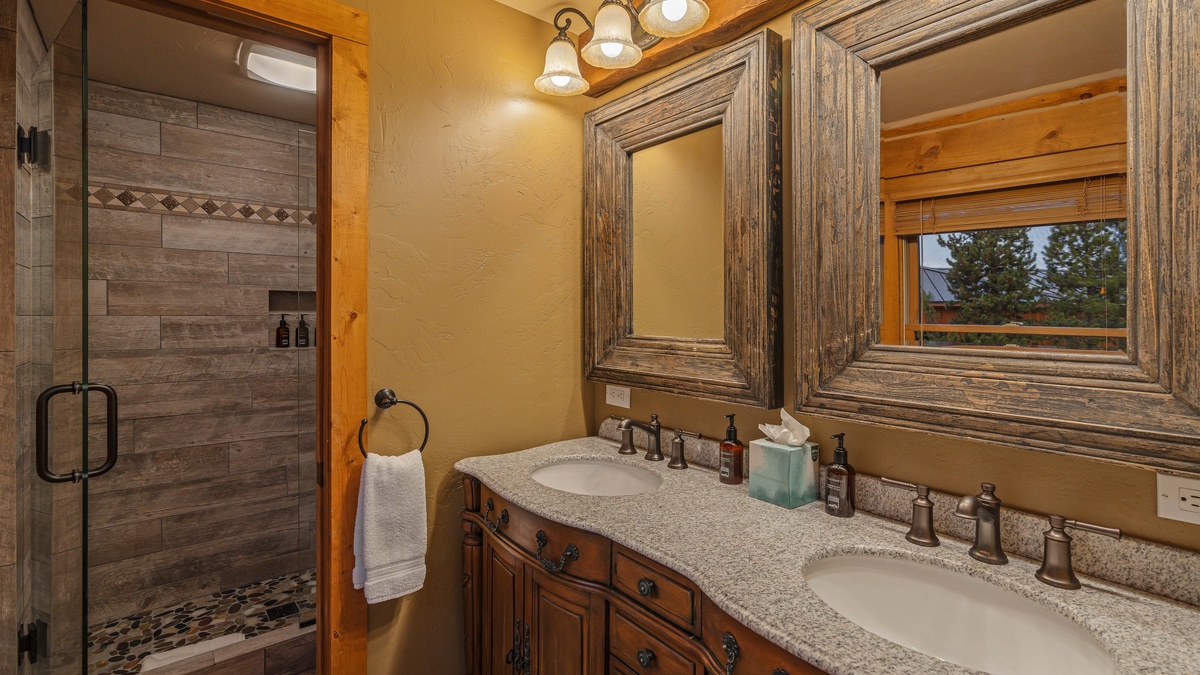 Bedroom 5, Upper level - Queen ensuite on upper level wing