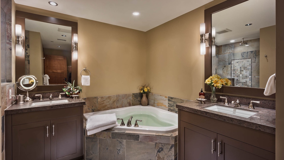 Bedroom 2, Main Level - Ensuite with soaking tub