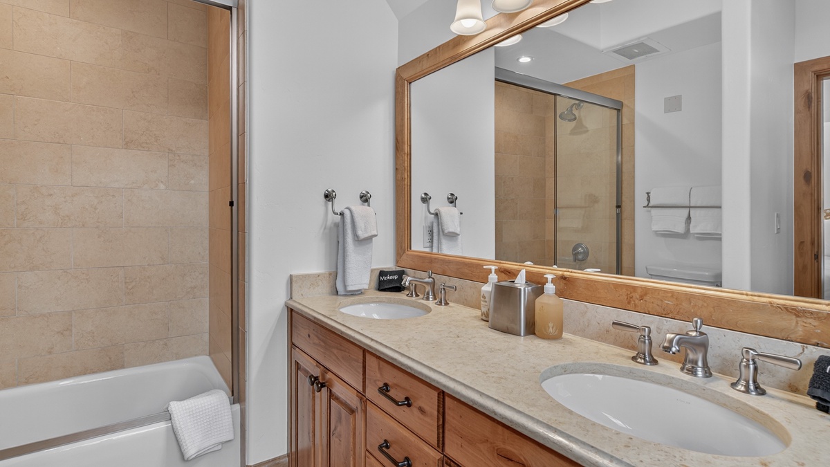 Bedroom 4, Upper Level - Queen ensuite