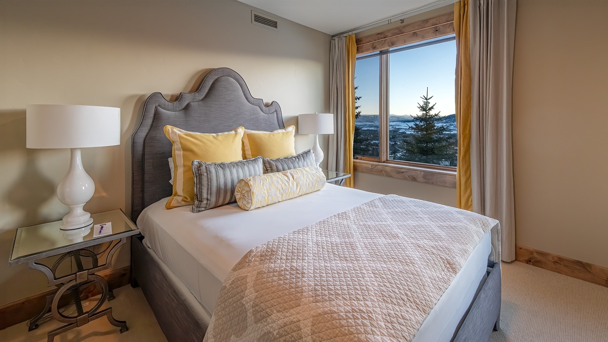 Bedroom 5, Main Level - Queen bed