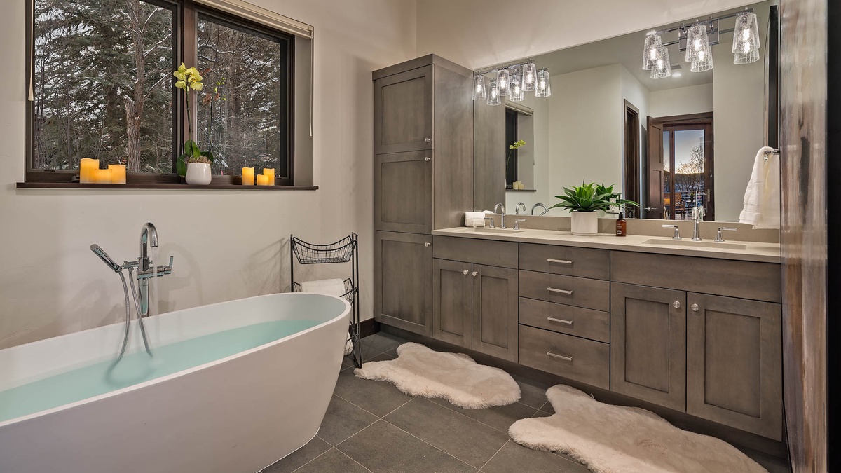 Lower level king ensuite