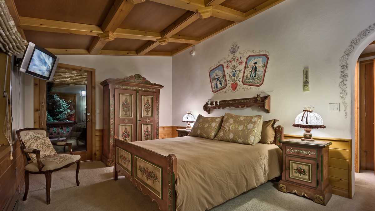 Primary suite with deck access, TV