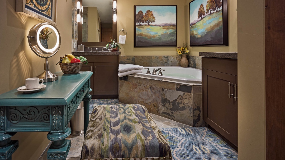 Bedroom 2, Main Level - Ensuite with soaking tub