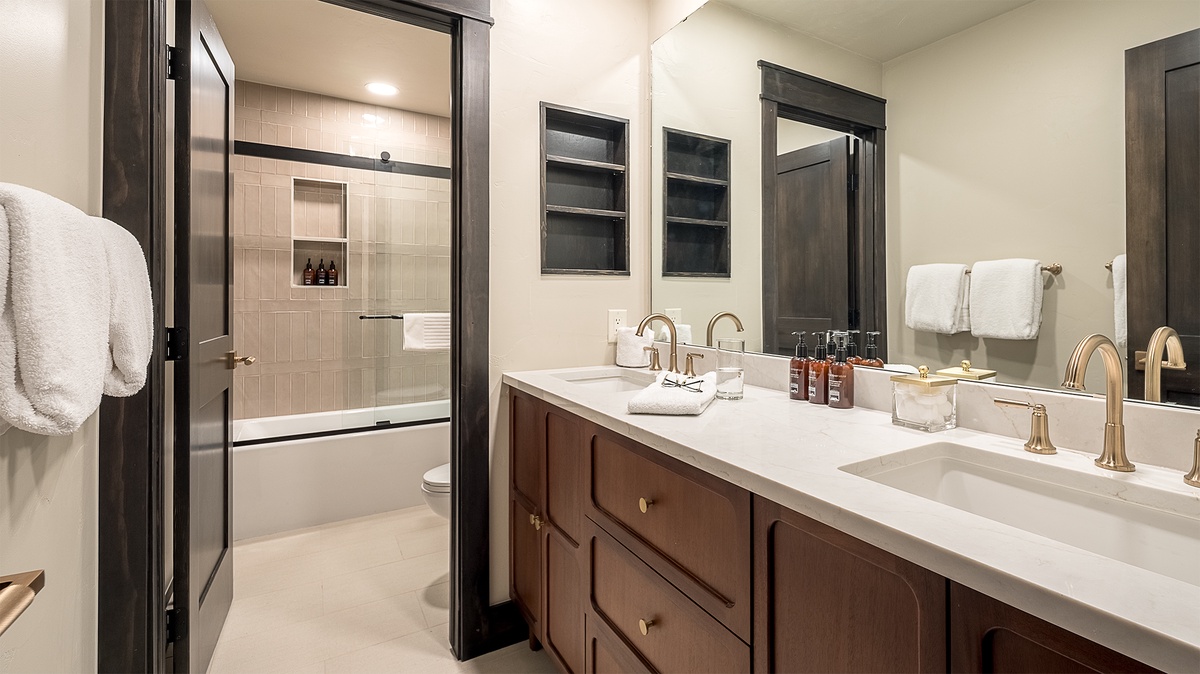 Shared Bathroom, Lower Level - Hall bathroom adjacent to Bedroom 2 and Bedroom 3