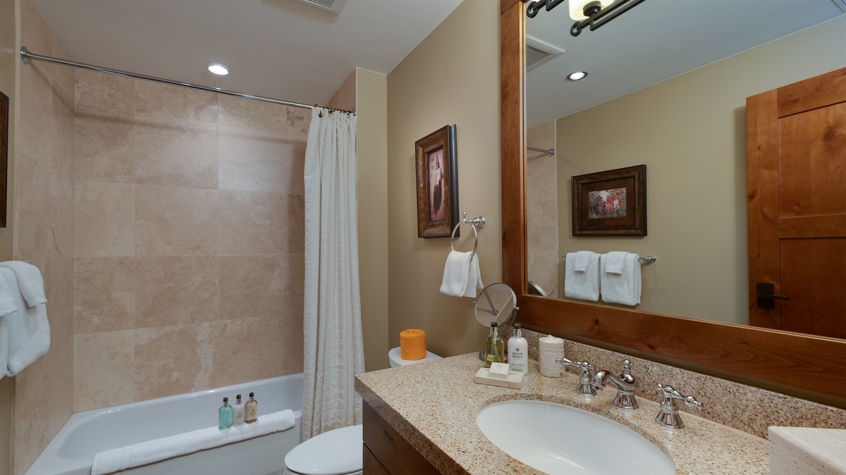 Bedroom 4, Main Level - Ensuite with bathtub and shower