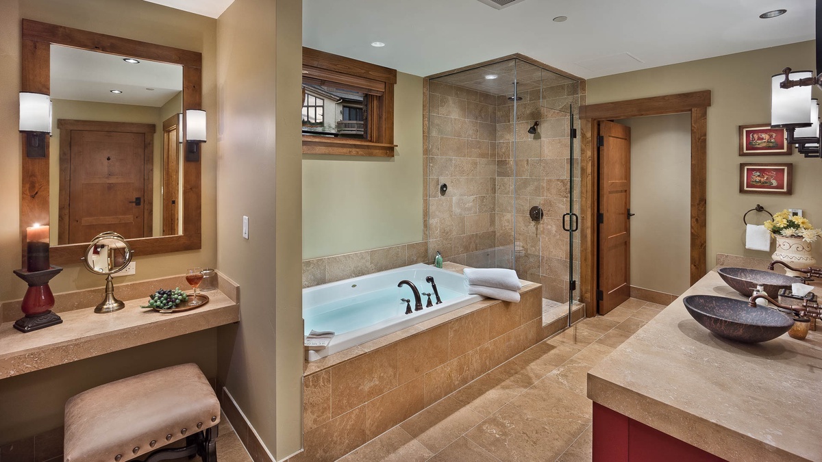 Bedroom 1, Main Level - Primary ensuite with Jacuzzi tub