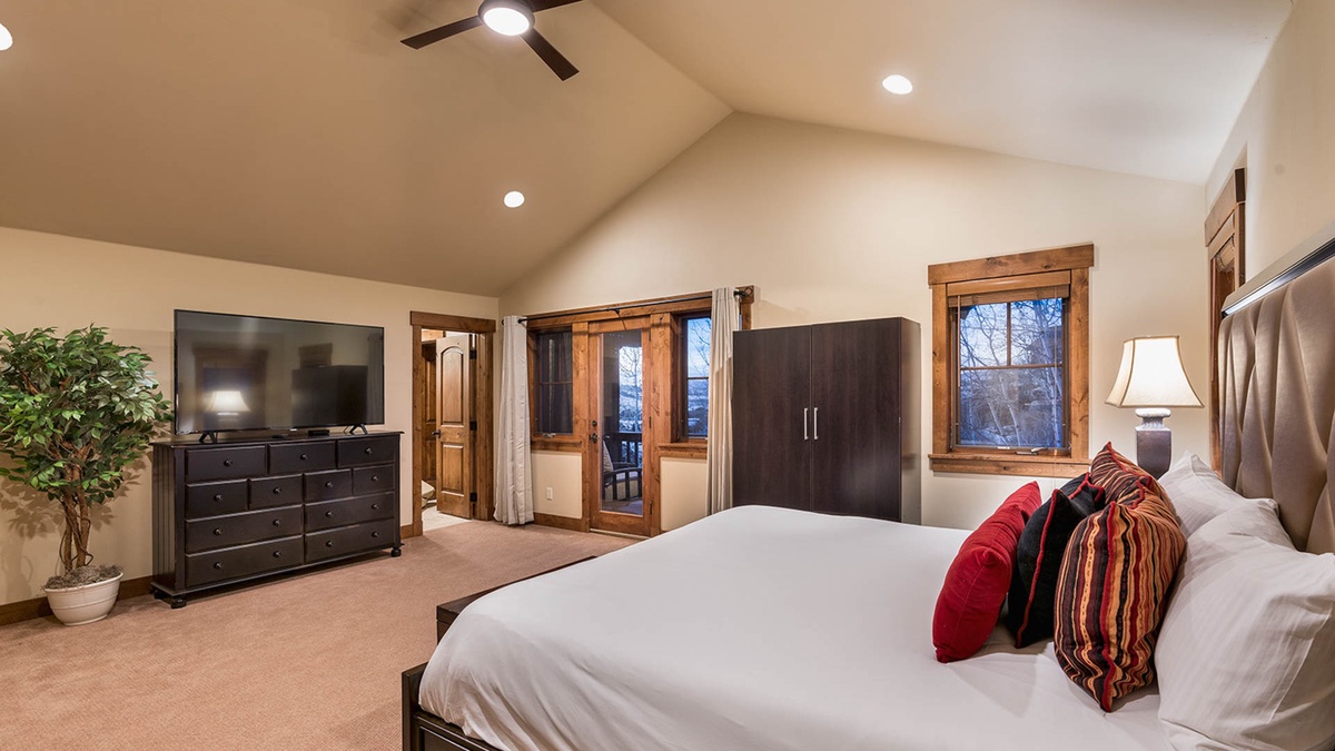 Chalet Fuego - Primary suite, upper level