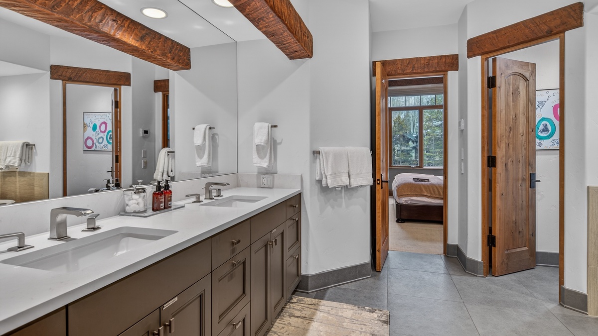 Bedroom 1, Main Level - Ensuite