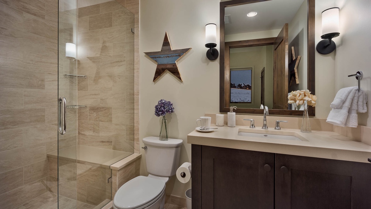 Queen bedroom ensuite