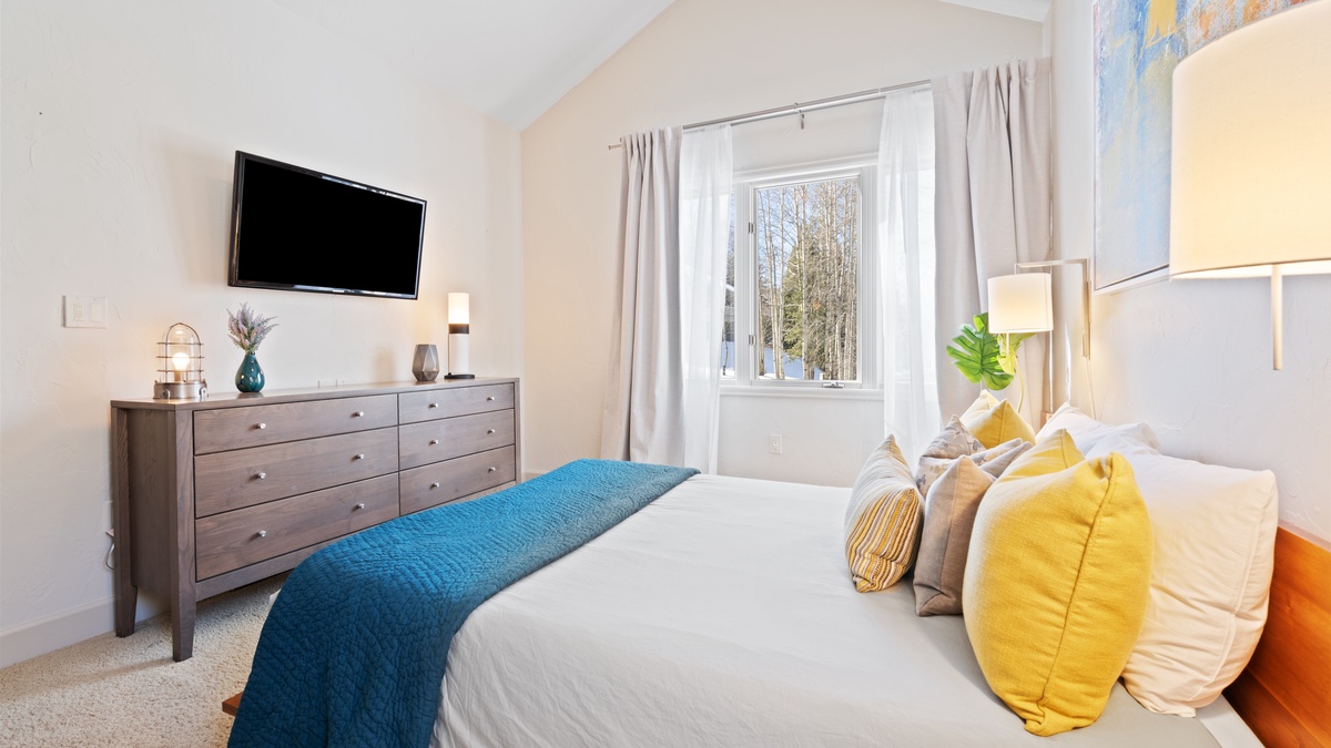 Bedroom 3, Upper Level - Queen suite