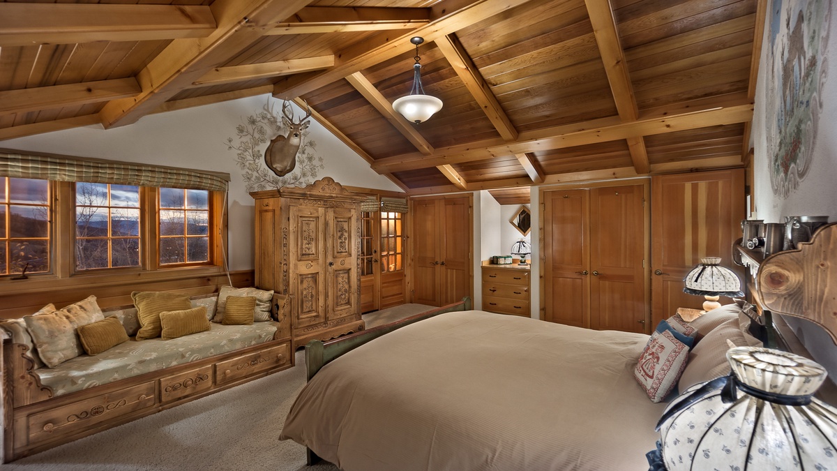 King bedroom with twin trundle, upper level