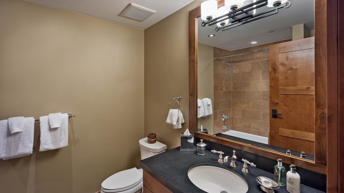 Bedroom 3, Main Level - Bunkroom ensuite