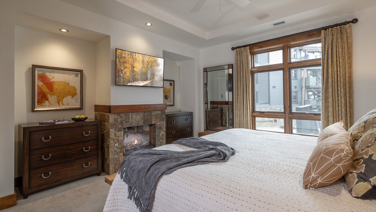 Bedroom 1, Main Level - Primary king suite