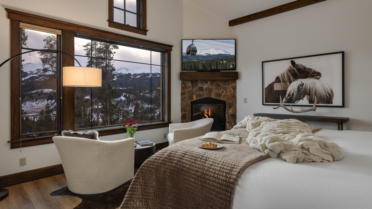 Bedroom 1, Main Level - Primary king suite