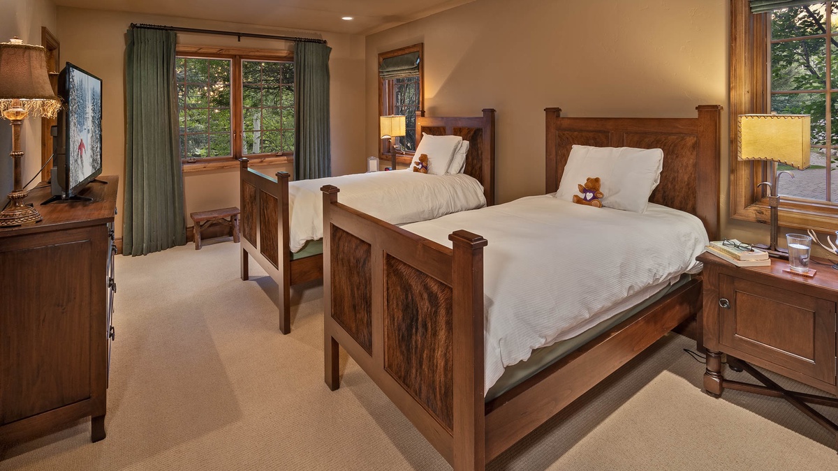 Bedroom 4, Lower Level - Twin room suite