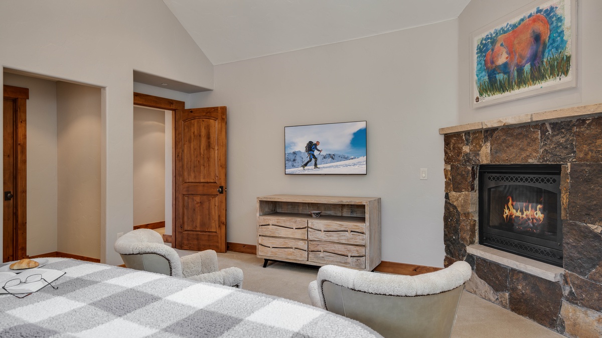 Primary suite with TV on upper level