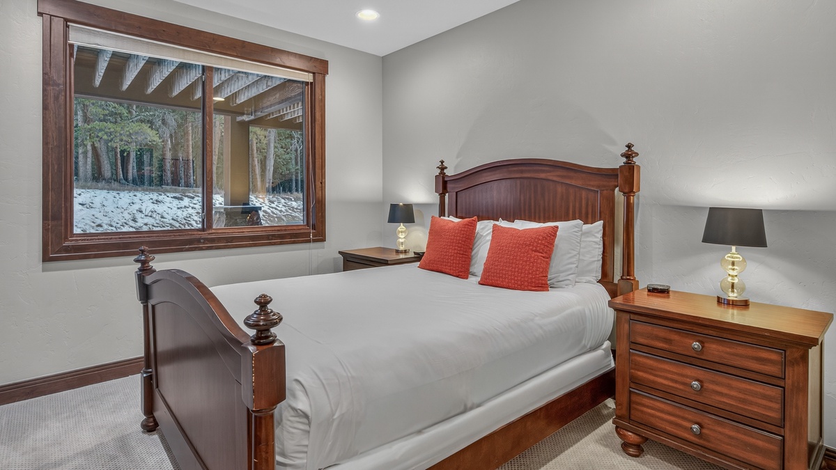 Bedroom 4, Lower Level - Queen suite