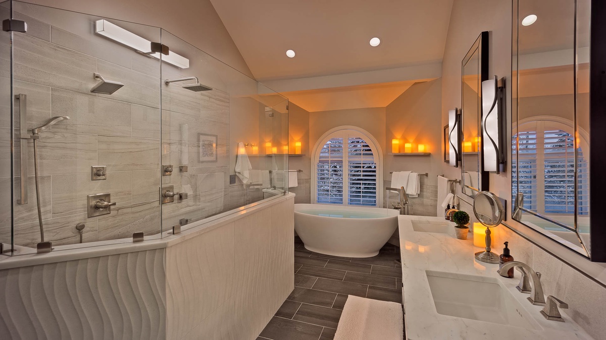 Primary ensuite with soaking tub
