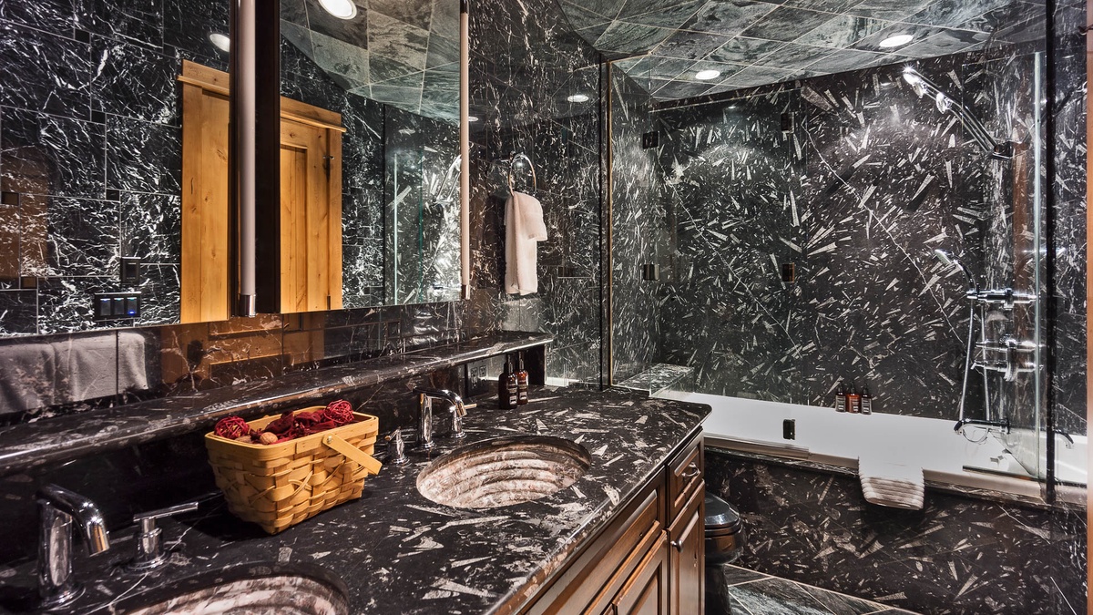 Bedroom 4, Upper Level - Ensuite bathroom also accessible from the hallway