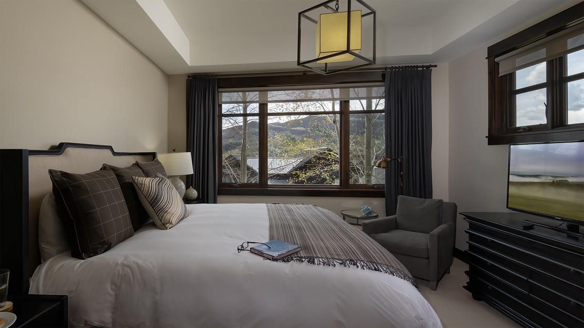 Bedroom 4, Main Level - King suite