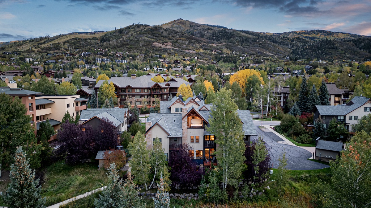 Exterior - Mountain and neighborhood views