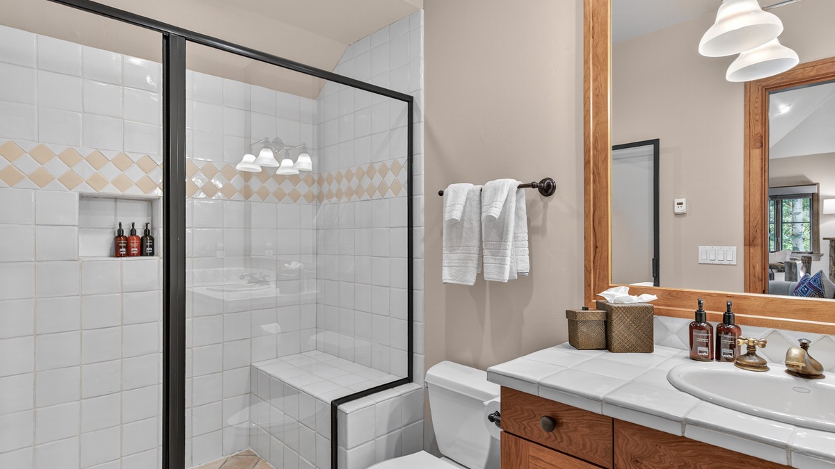 Bedroom 5, Upper Level - Bunk room ensuite