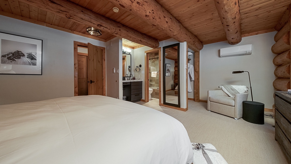 Bedroom 1, Main Level - Cilantro ensuite