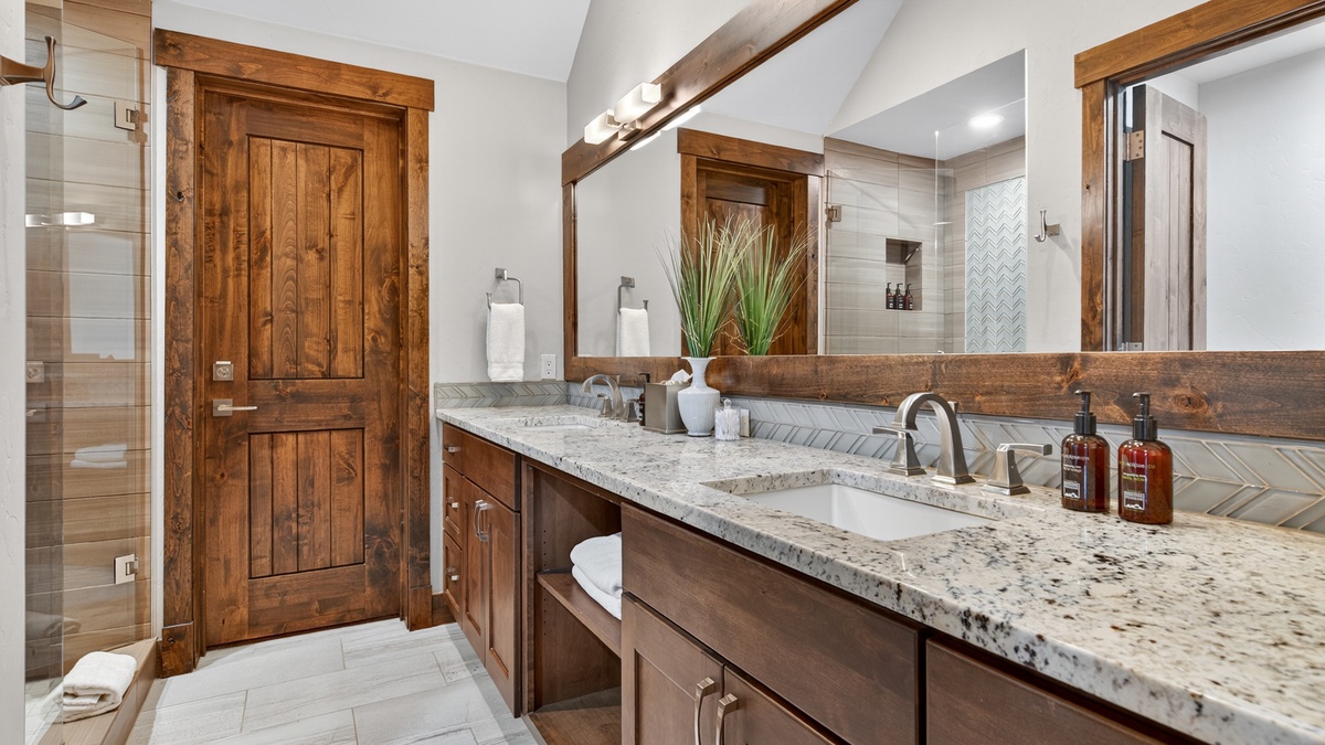 Bedroom 5, Upper Level - King ensuite