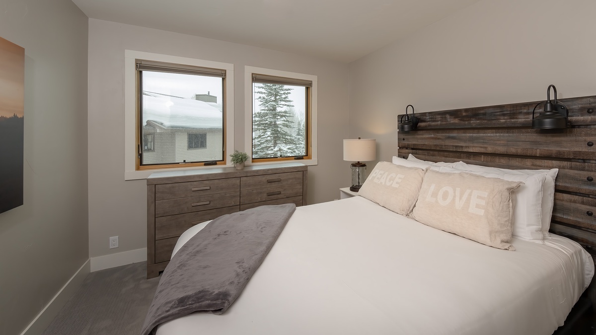 Bedroom 3, Mid-Level - Queen suite