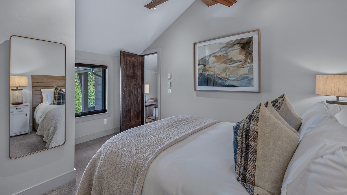 Bedroom 5, Uppermost Level - Queen bedroom