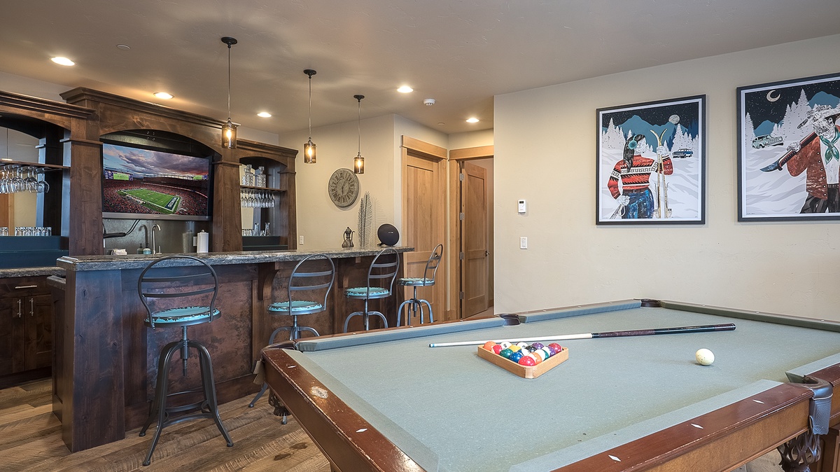 Recreation Room, Main Level - Pool table and bar area