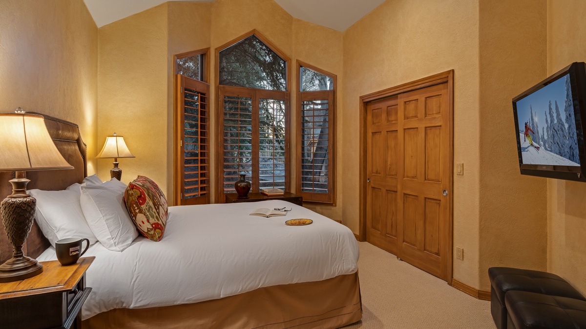 Bedroom 2, Main Level - Queen bedroom on main level