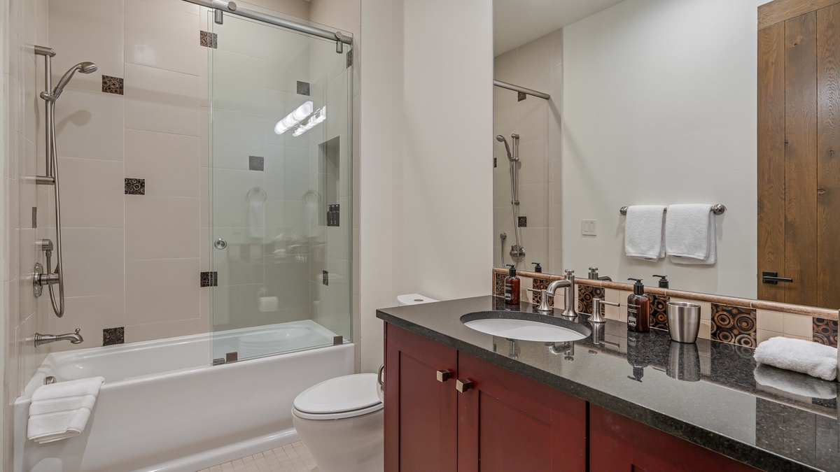 Mid-level split king ensuite