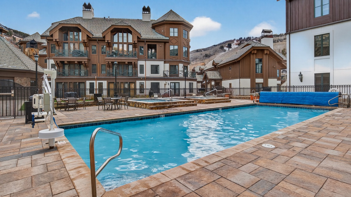 Villa Montane: Community Pool